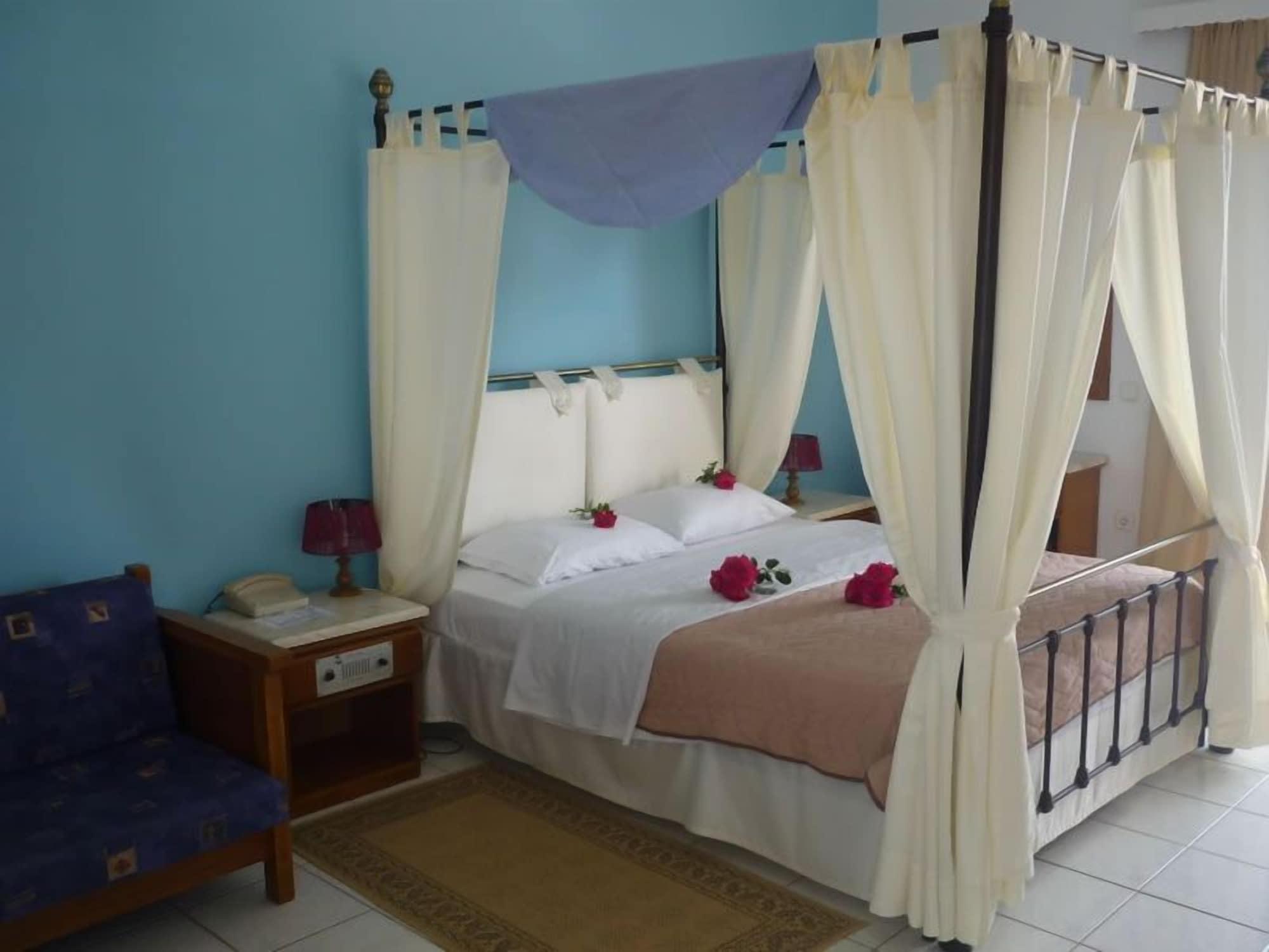 Hotel Oasis Kyparissia Bagian luar foto