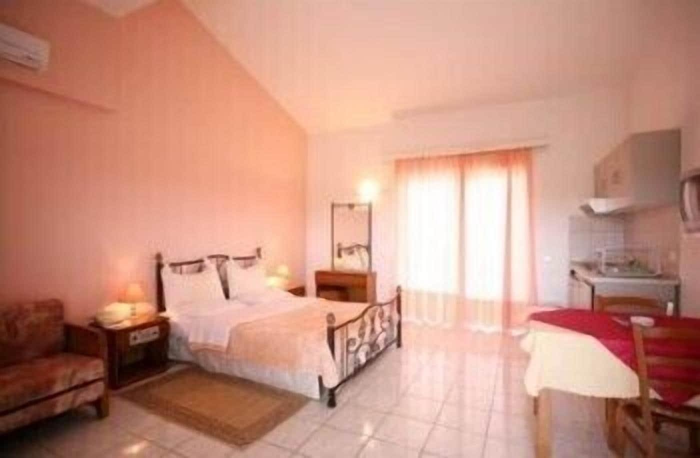 Hotel Oasis Kyparissia Bagian luar foto