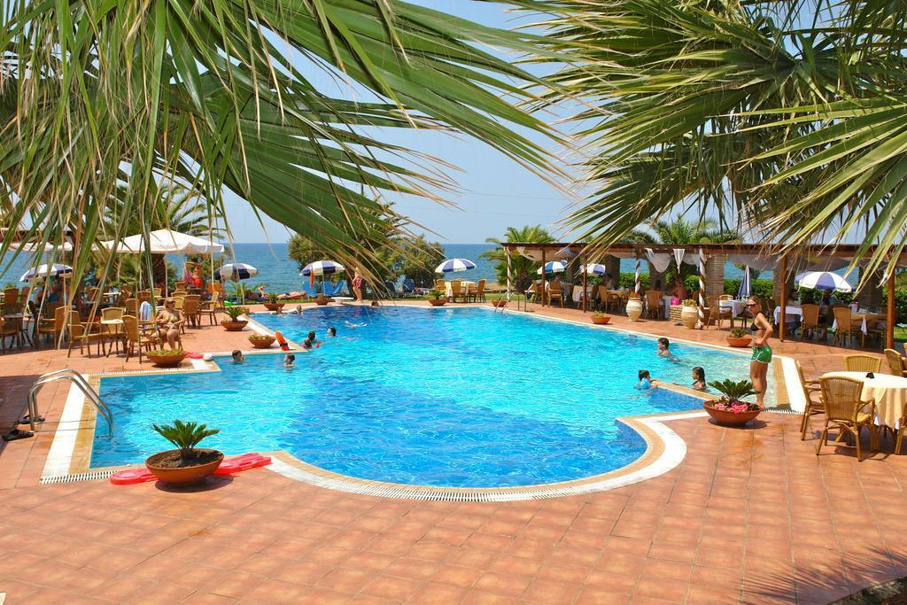 Hotel Oasis Kyparissia Bagian luar foto