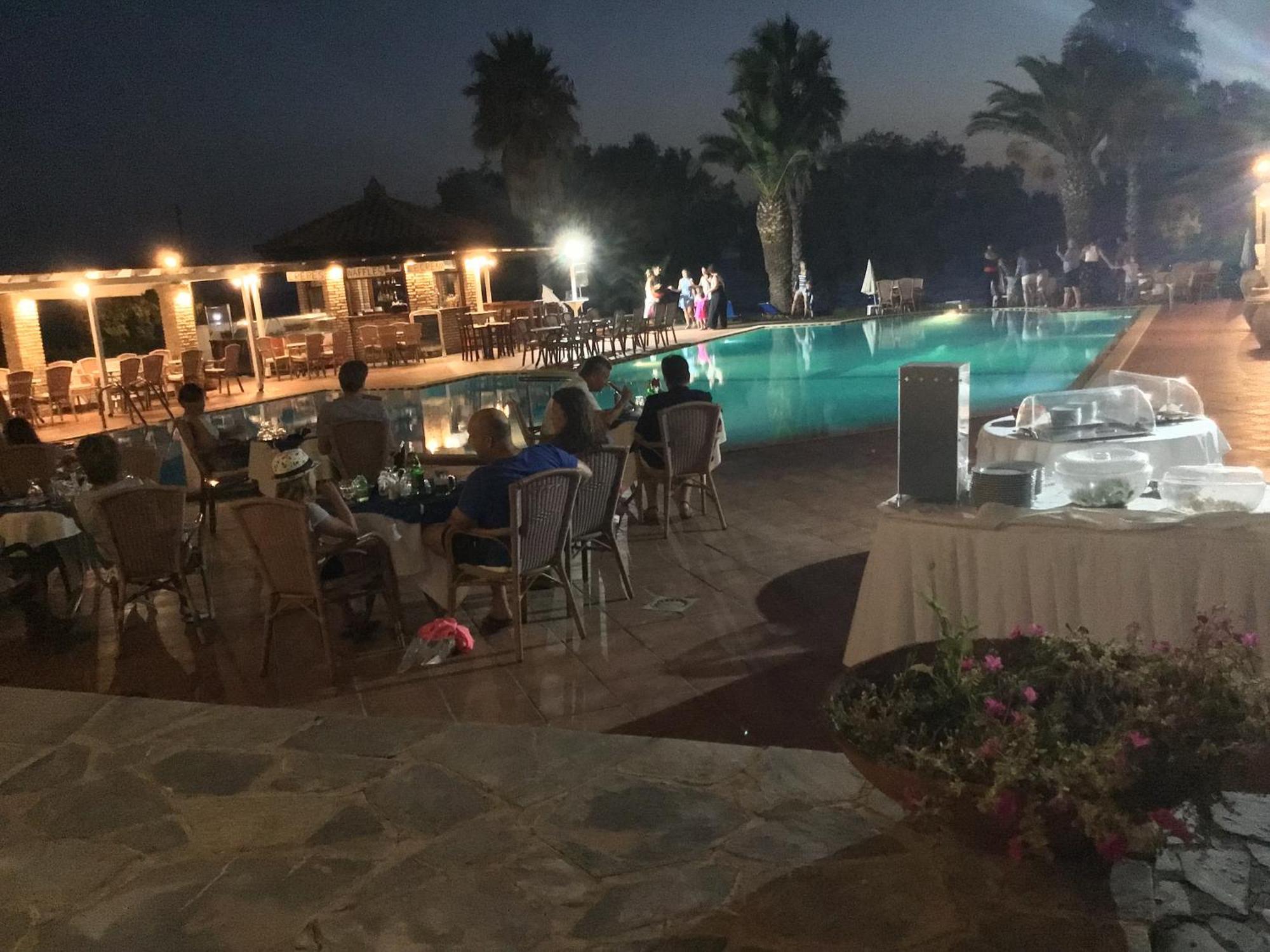 Hotel Oasis Kyparissia Bagian luar foto