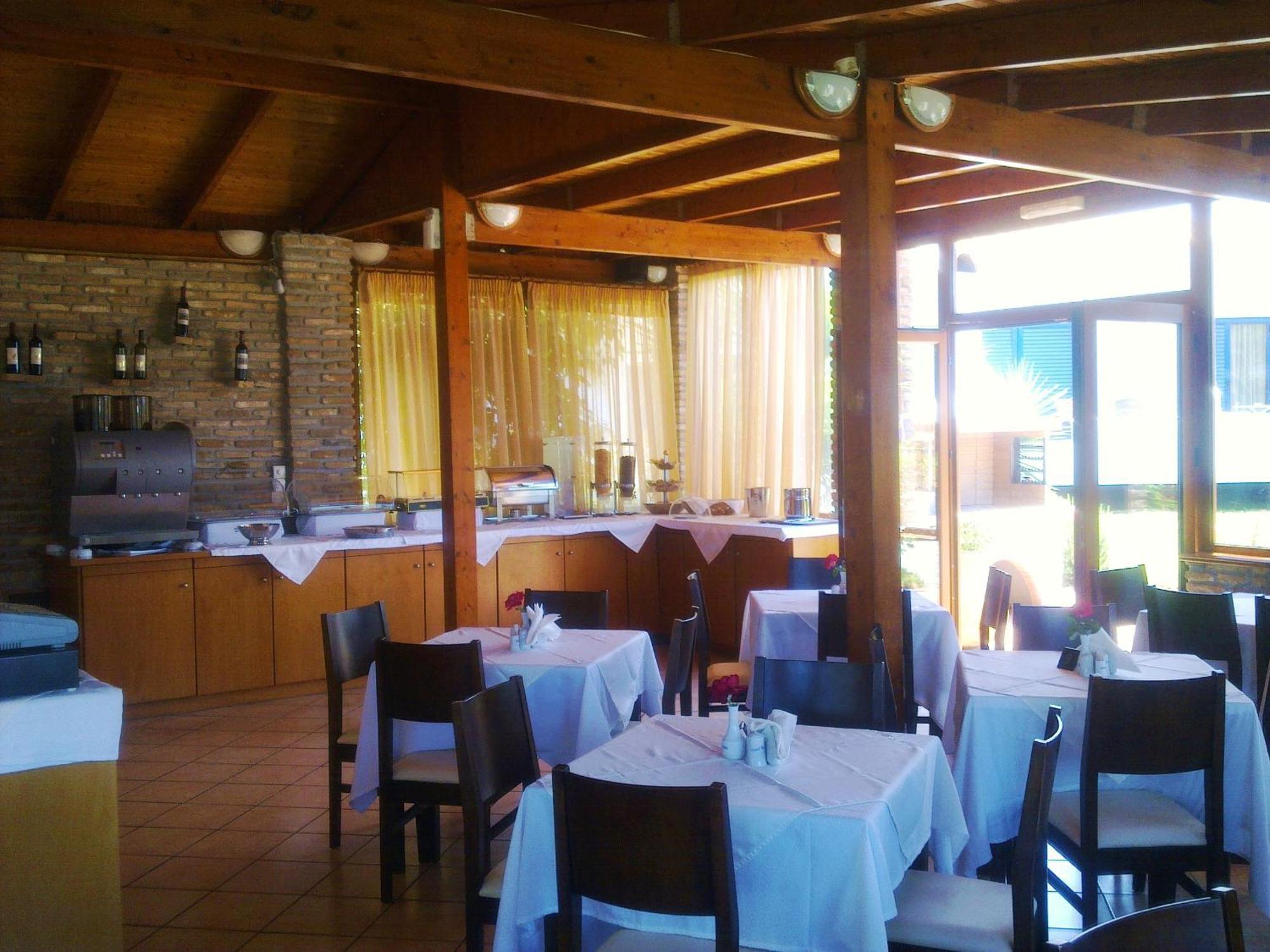 Hotel Oasis Kyparissia Bagian luar foto
