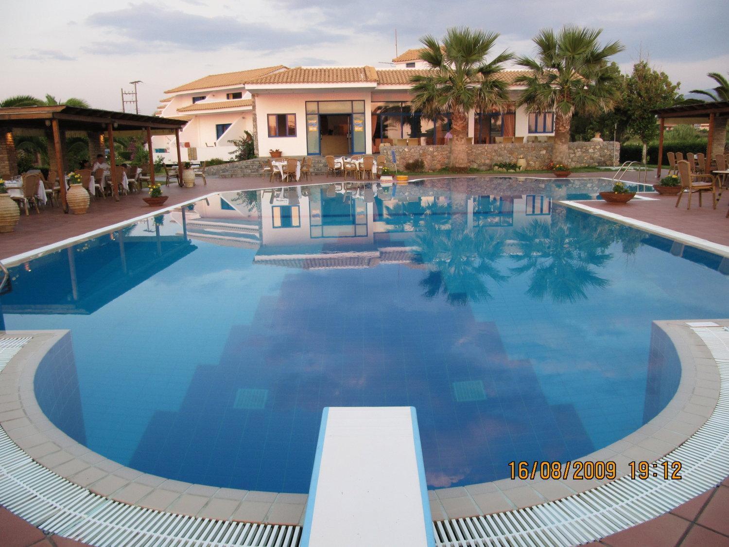 Hotel Oasis Kyparissia Bagian luar foto