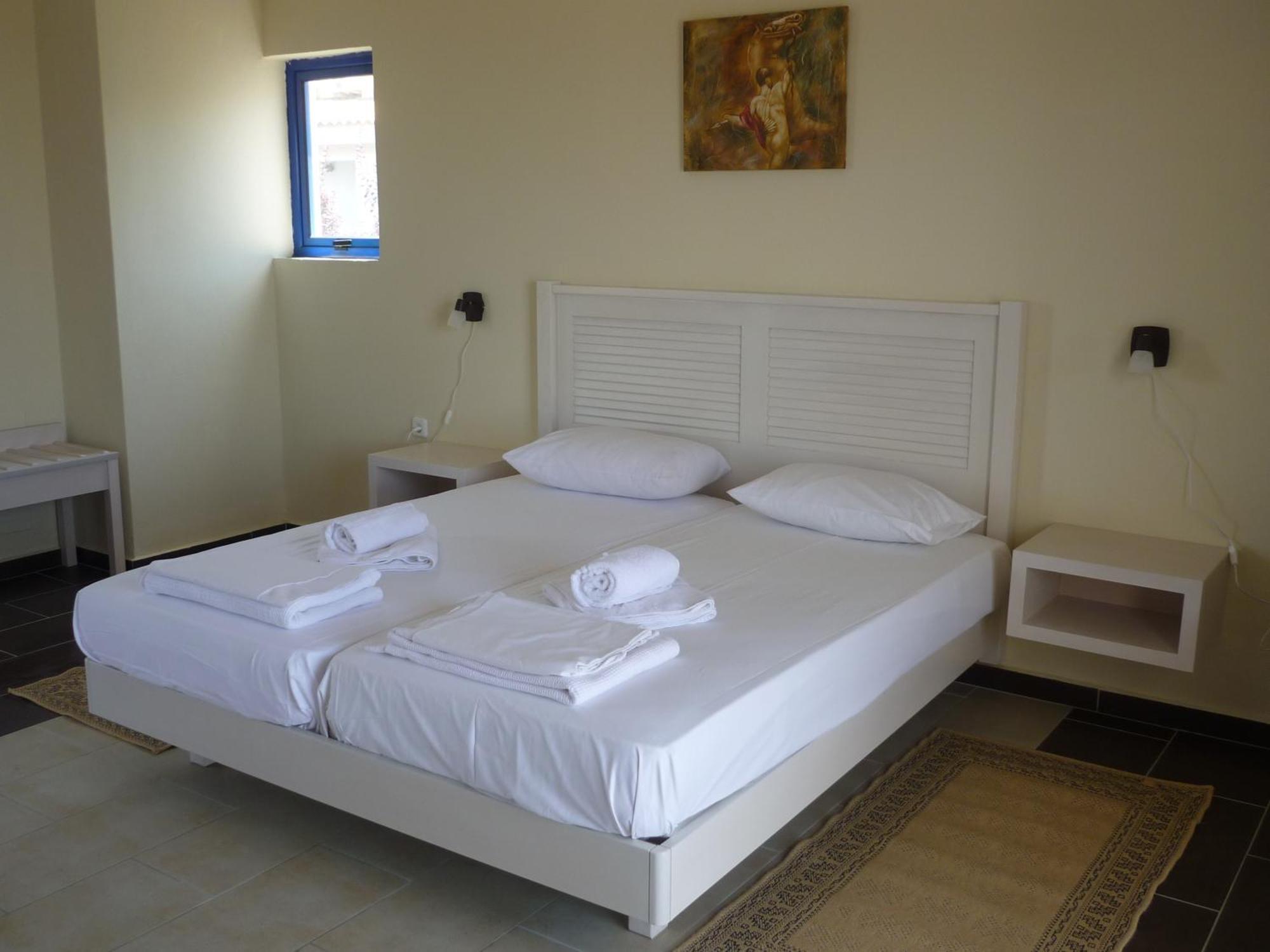 Hotel Oasis Kyparissia Bagian luar foto
