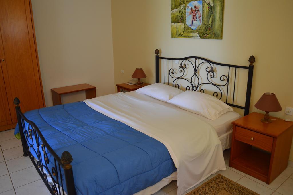 Hotel Oasis Kyparissia Bagian luar foto