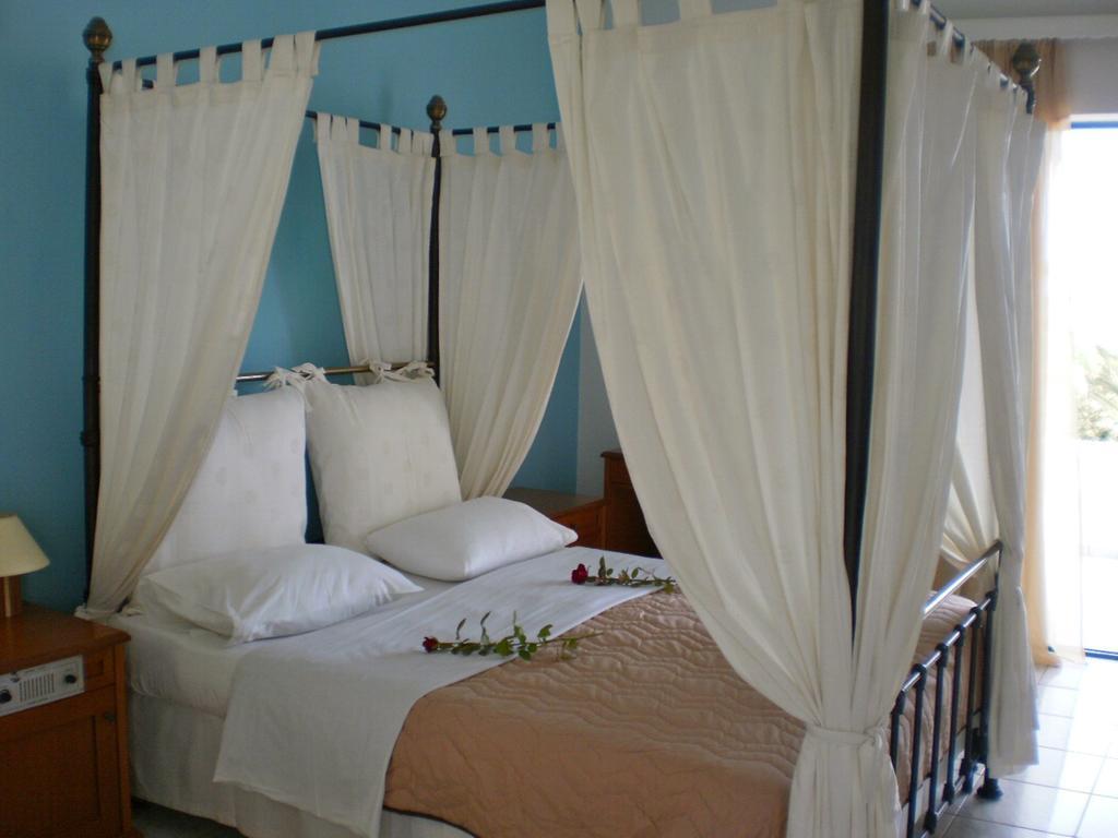 Hotel Oasis Kyparissia Bagian luar foto