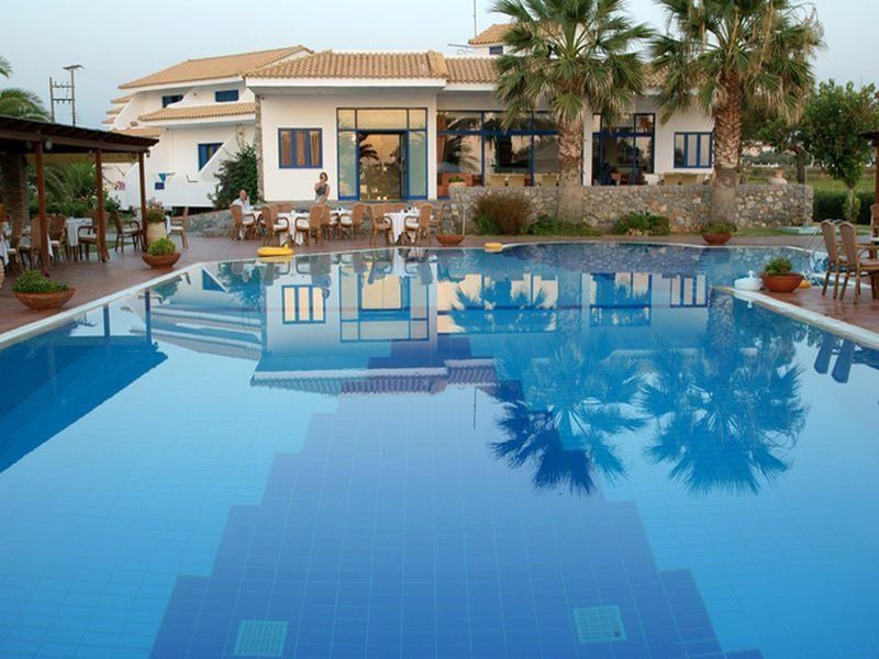 Hotel Oasis Kyparissia Bagian luar foto