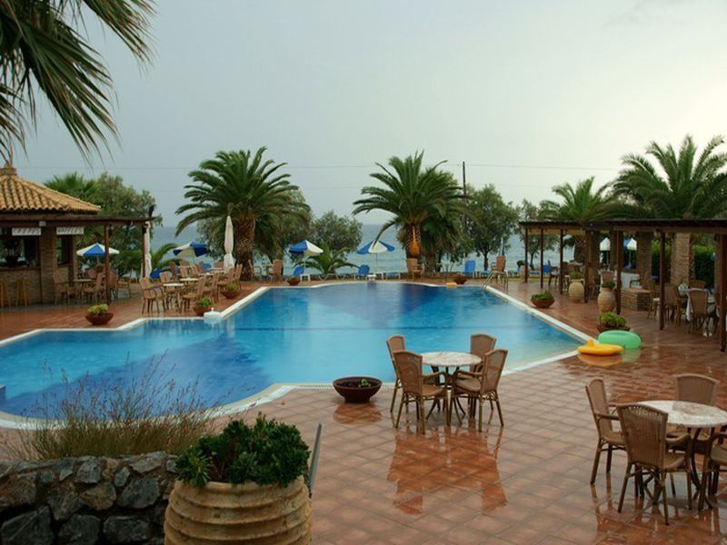 Hotel Oasis Kyparissia Bagian luar foto