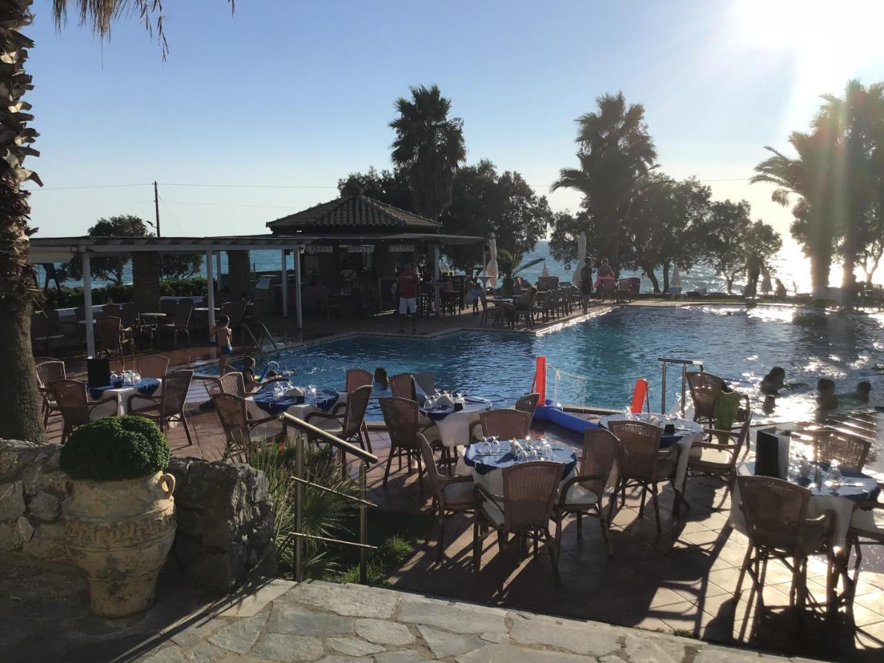 Hotel Oasis Kyparissia Bagian luar foto