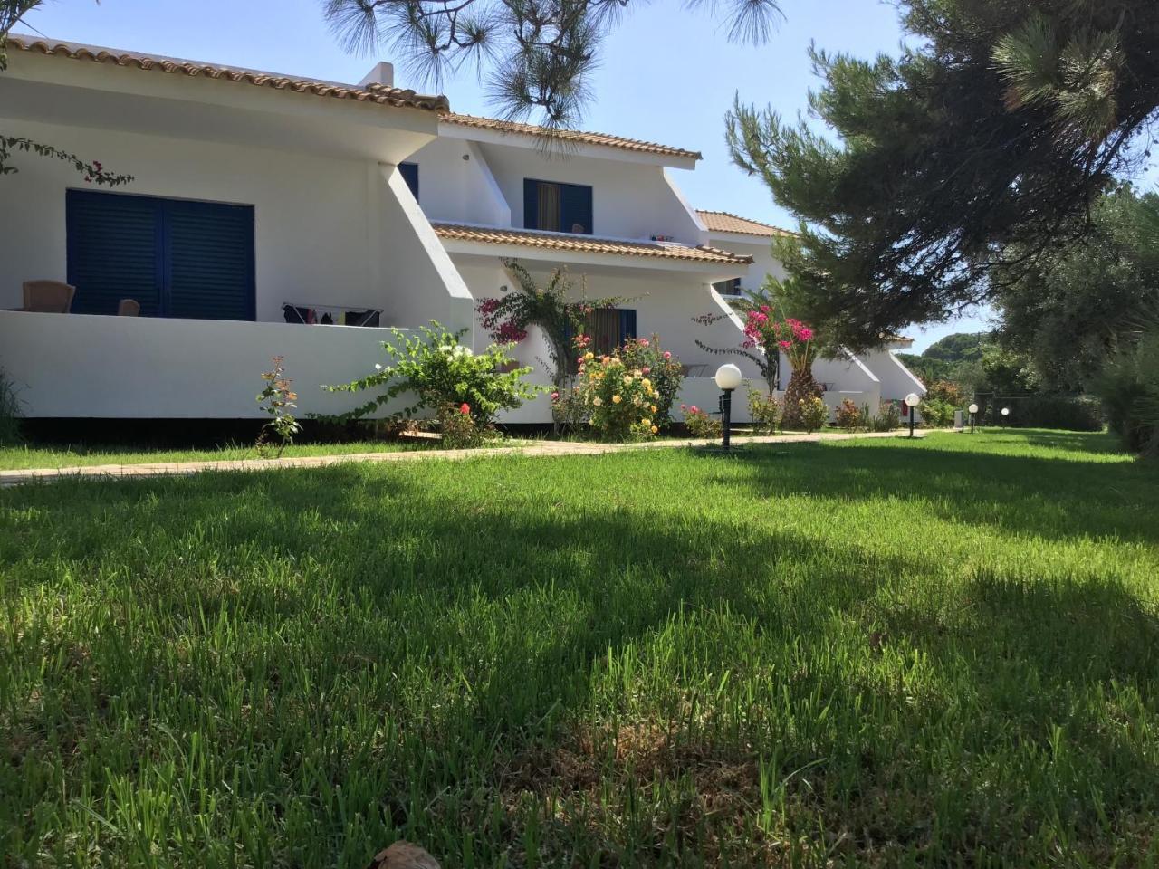 Hotel Oasis Kyparissia Bagian luar foto