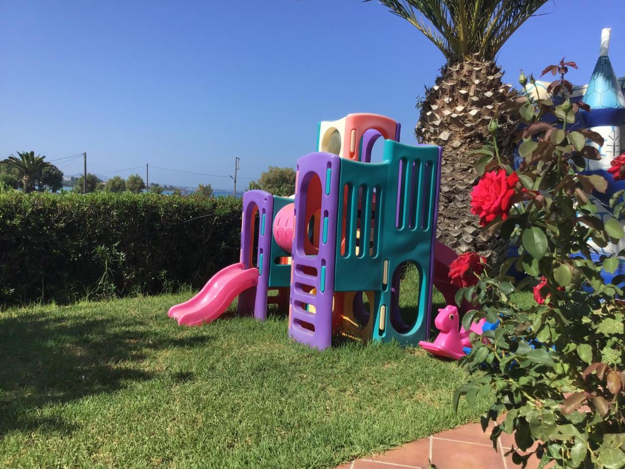 Hotel Oasis Kyparissia Bagian luar foto