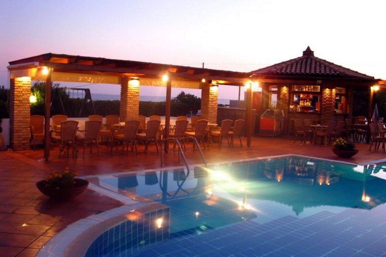Hotel Oasis Kyparissia Bagian luar foto