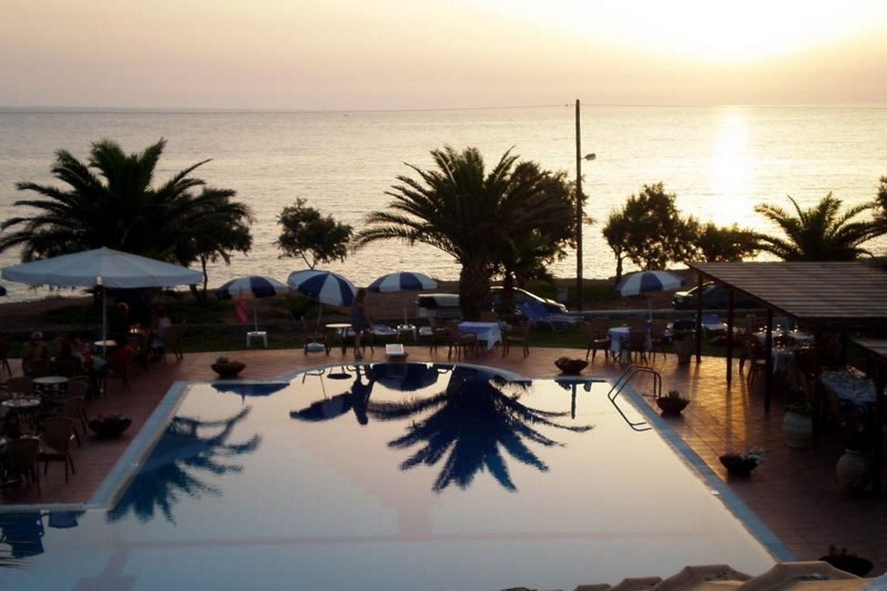 Hotel Oasis Kyparissia Bagian luar foto